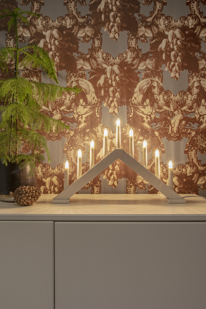 Candelabra 9 Lights Mat hvid Fra Konstsmide - Giv dit hjem en tidl&oslash;s og stilfuld julestemning med denne elegante adventsstage i hvidlakeret tr&aelig;.