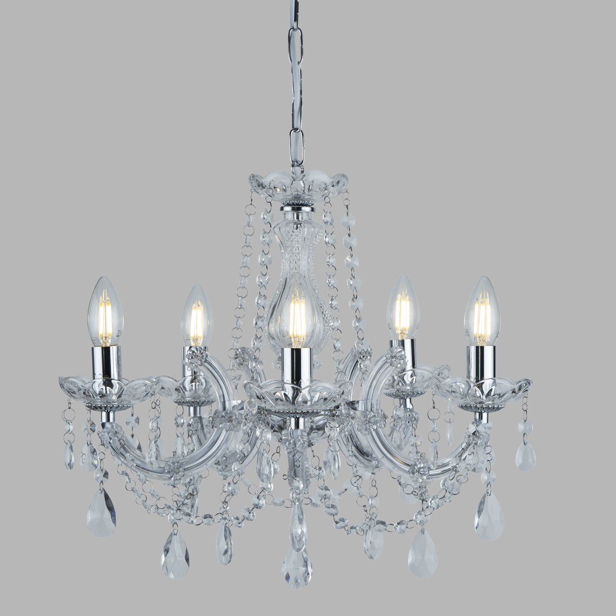 Marie Therese Ø48 Chrom loftslampe Fra Searchlight - Det traditionelle design med et moderne twist er luksuriøst dekoreret med akryldråber, snoede arme og glasdetaljer, der skaber et glamourøst omdrejningspunkt i ethvert interiør.