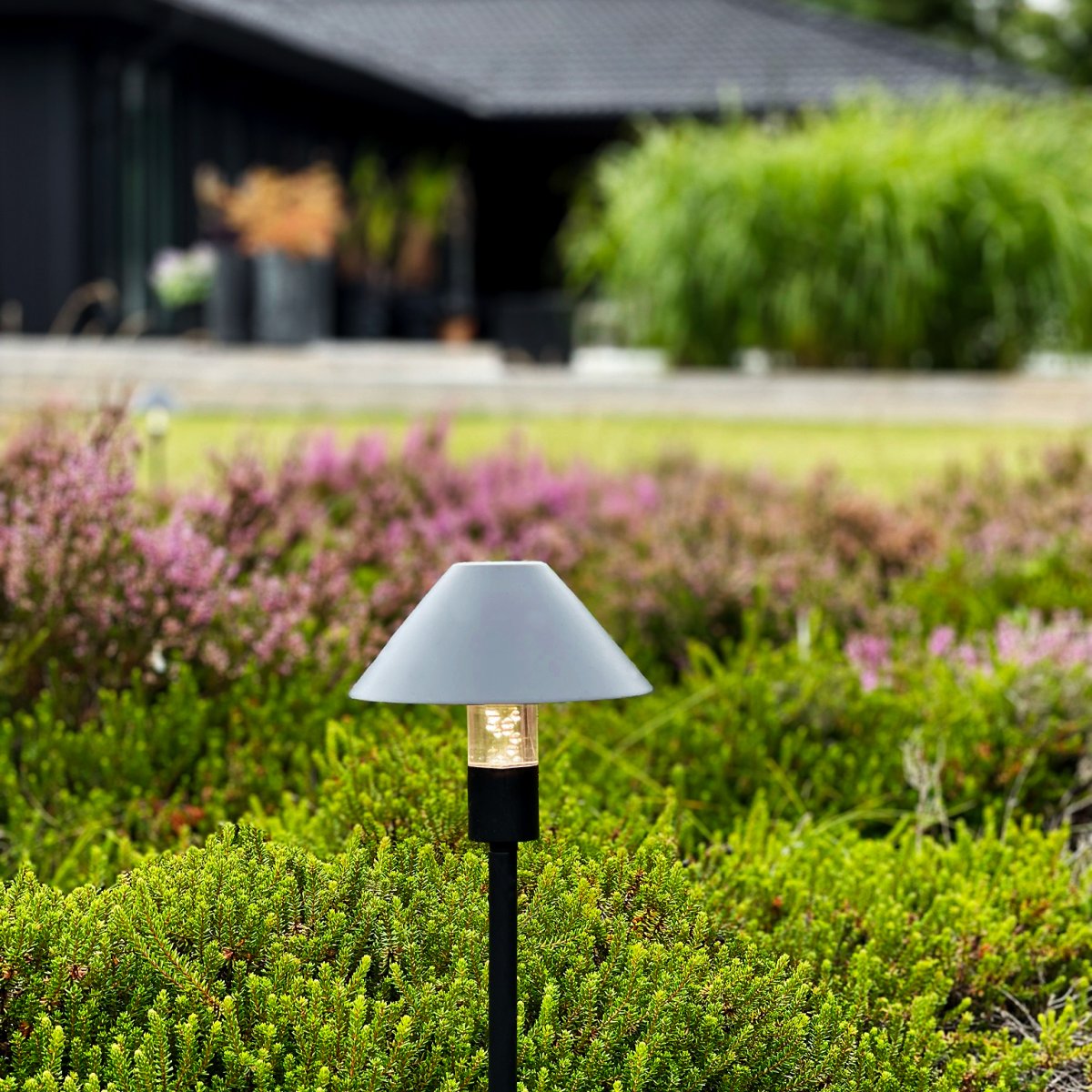 Apollo Sort Fra Lightson - Du kan også&aring; placer den hvor som helst du vil fremhæve i din have, som et fuglebad eller et kunstværk på jordoverfladen&aring;.