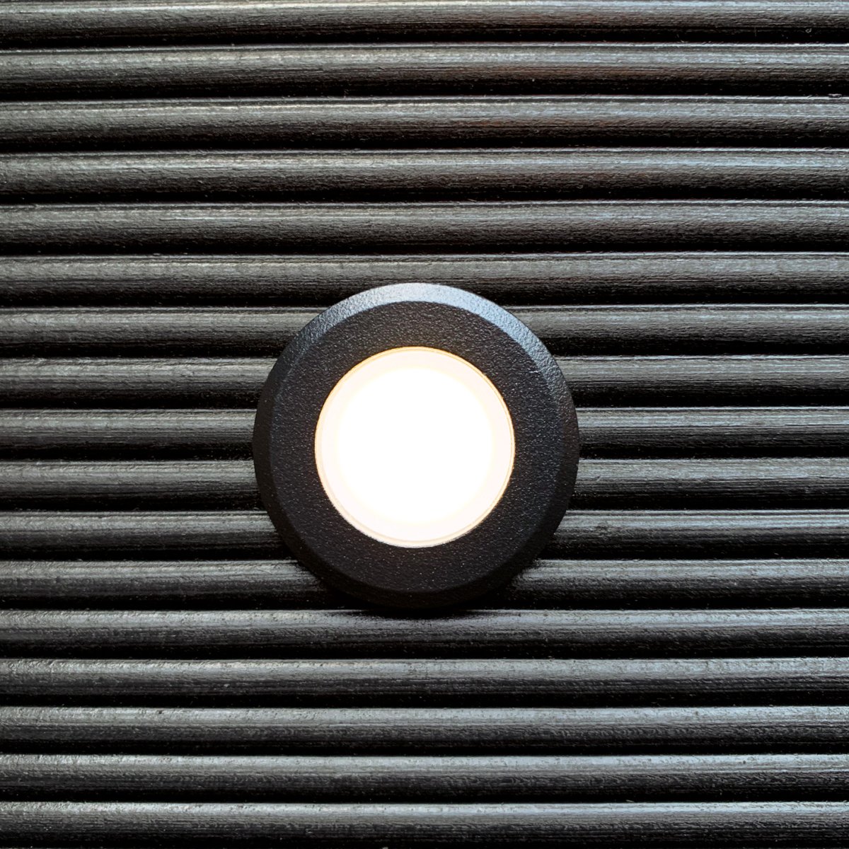 Orion 5 Sort Fra Lightson - Med Orion kan du p&aring; en bro eller langs en korridor skabe et bl&oslash;dt lysflow samtidig med, at lyset leder dig frem.