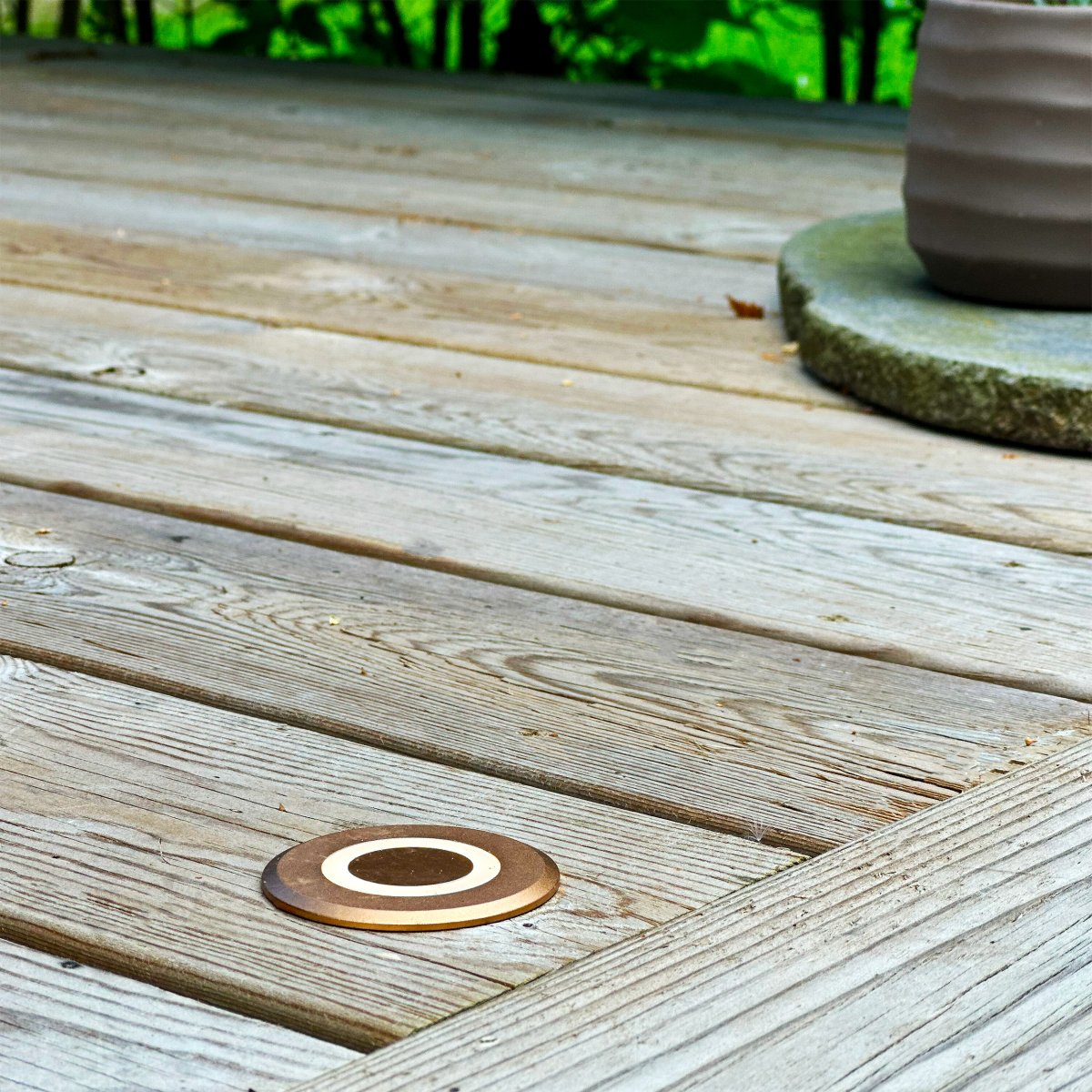 Lynx Bronze Fra Lightson - Den bronzefarvede Lynx er smuk i alle milj&oslash;er og m&aring;ske lidt ekstra spektakul&aelig;r, hvis du har Corten-st&aring;ldetaljer i din have.