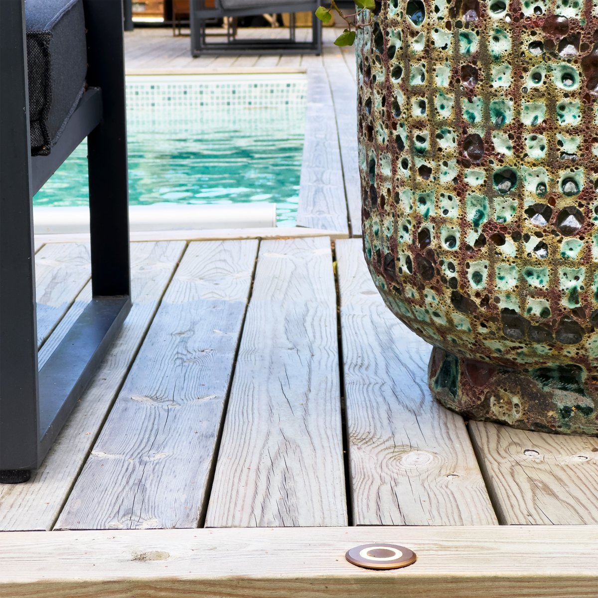 Lynx Bronze Fra Lightson - Den bronzefarvede Lynx er smuk i alle milj&oslash;er og m&aring;ske lidt ekstra spektakul&aelig;r, hvis du har Corten-st&aring;ldetaljer i din have.