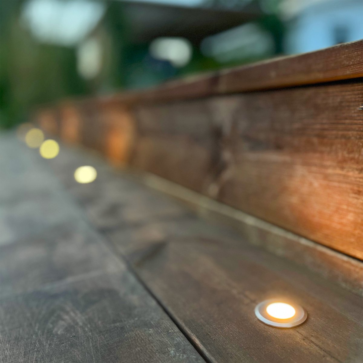 Dexter 10 Sølv Fra Lightson - Et fleksibelt og prisbilligt 12-volt system til din have, som du nemt selv installerer og senere kan bygge videre p&aring;, op til 50 meter, hvis du &oslash;nsker det.