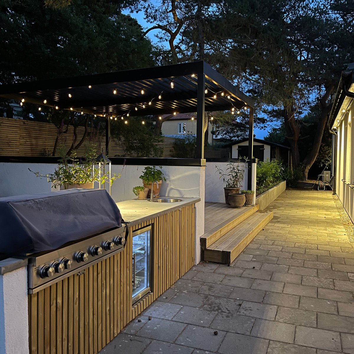 Cozy Start 5m Sort Fra Lightson - Sl&oslash;jfen er 5m lang og udstyret med 10 udskiftelige lyskilder + 5m tilslutningskabel og transformer Til st&oslash;rre arealer kan du tilslutte op til 6 sl&oslash;jfer og skabe et imponerende lysarrangement med en samlet l&aelig;ngde p&aring;; hele 30m.