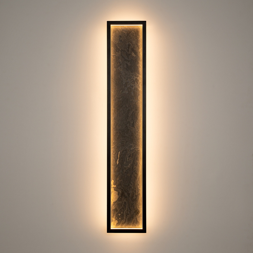 Orign 80cm Sort væglampe Fra Maytoni - Orign er en metalv&aelig;glampe med en elegant stenimitation i midten, der giver et naturligt og eksklusivt indtryk.