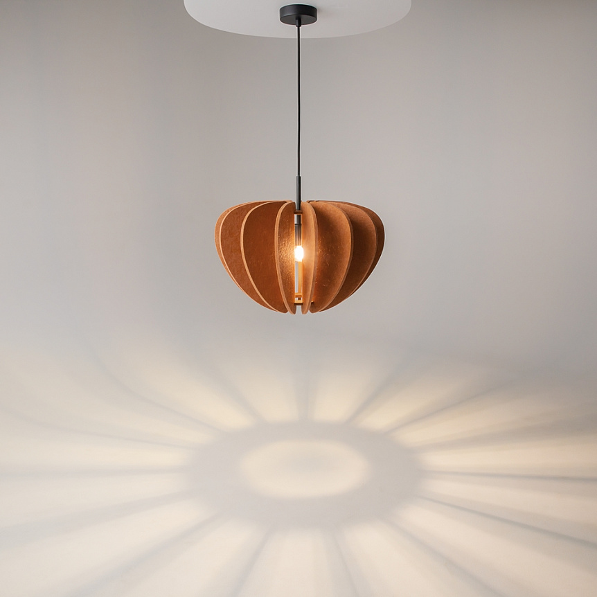 Cambio Ø48 Orange loftslampe Fra Maytoni - Serien f&aring;s i flere farver og former og kan h&aelig;nges i h&oslash;je rum takket v&aelig;re det 3 meter lange kabel &ndash; Perfekt til kreative lysinstallationer, der afspejler stemningen i rummet.