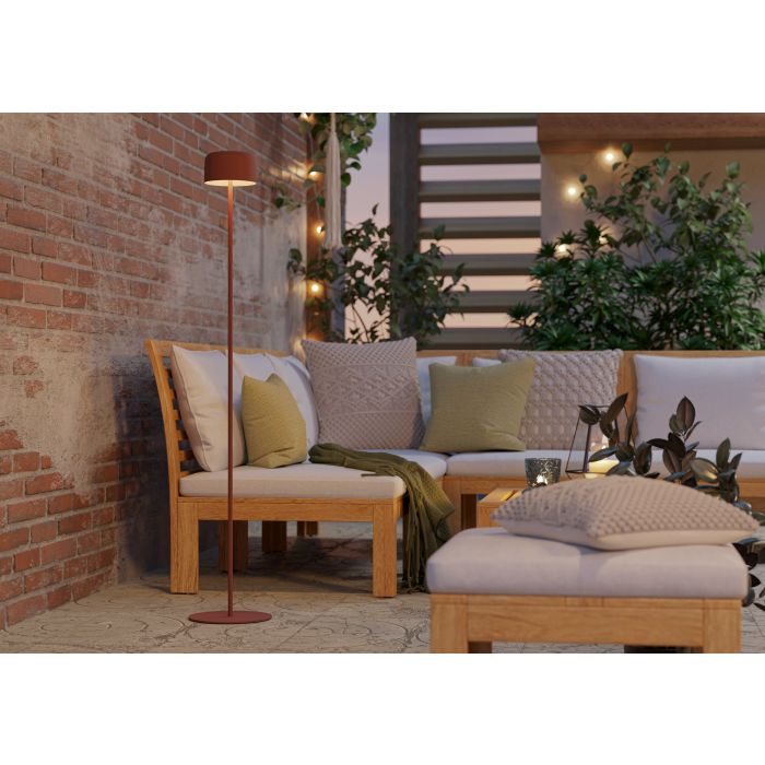 Roccanova 120cm RØD solcellelampe Fra Eglo - Roccanova er en stilfuld, solcelledrevet gulvlampe, der kombinerer form og funktion til både indendørs og udendørs brug.