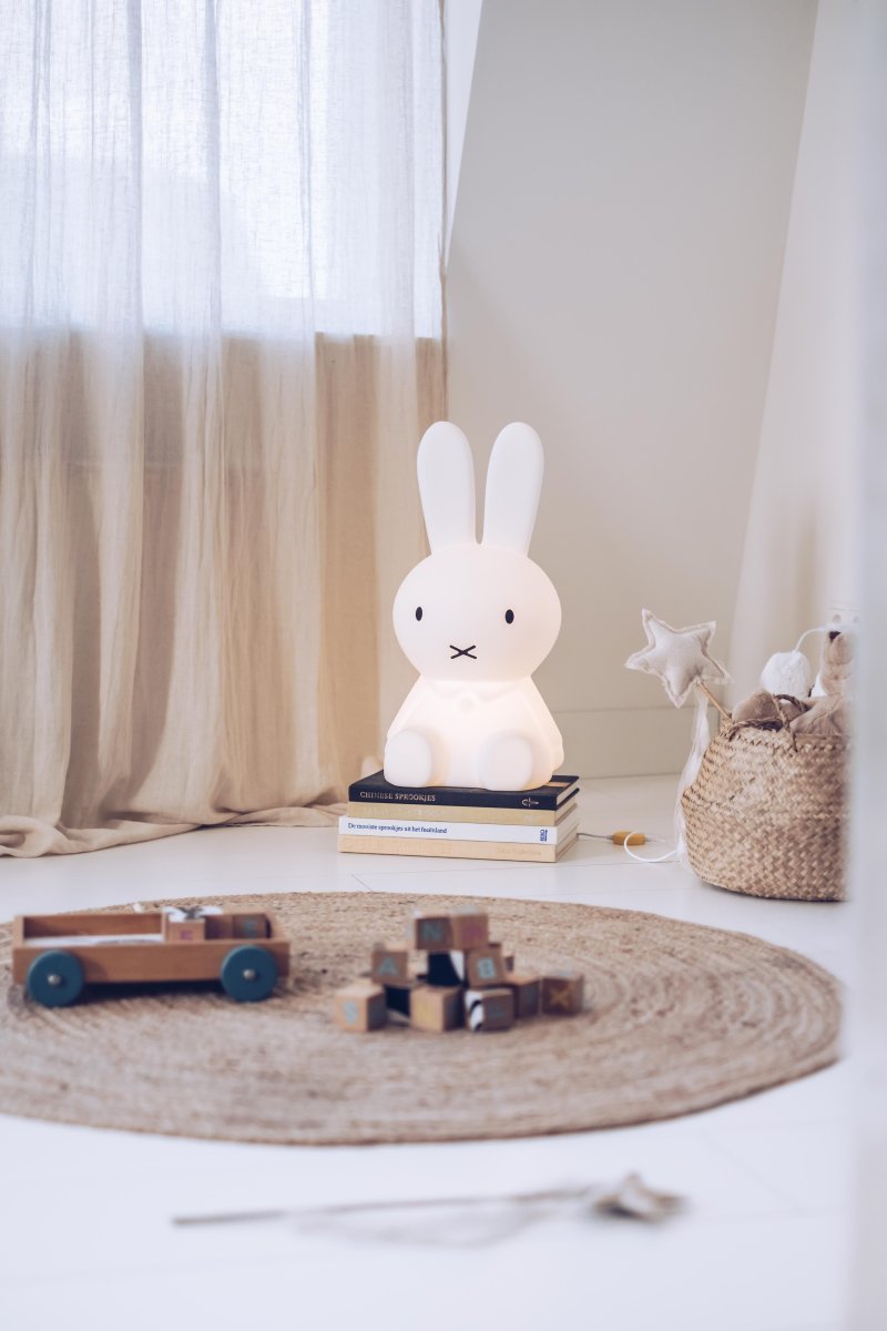 Miffy Star Light Hvid børnelampe Fra Mr Maria - Miffy, kendt og elsket for sine historier og sit stilrene udtryk, bliver en unik og beroligende detalje i rummet.