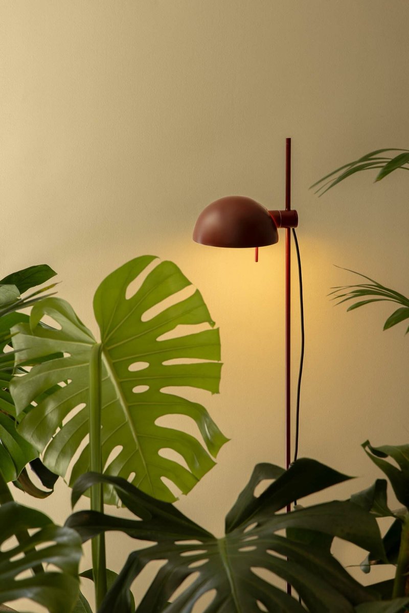 Matilda Bourgogne gulvlampe Fra Faro Barcelona - Med en drejelig sk&aelig;rm og justerbar h&oslash;jde tilbyder den fleksibel belysning til b&aring;de l&aelig;sning og stemningsbelysning.