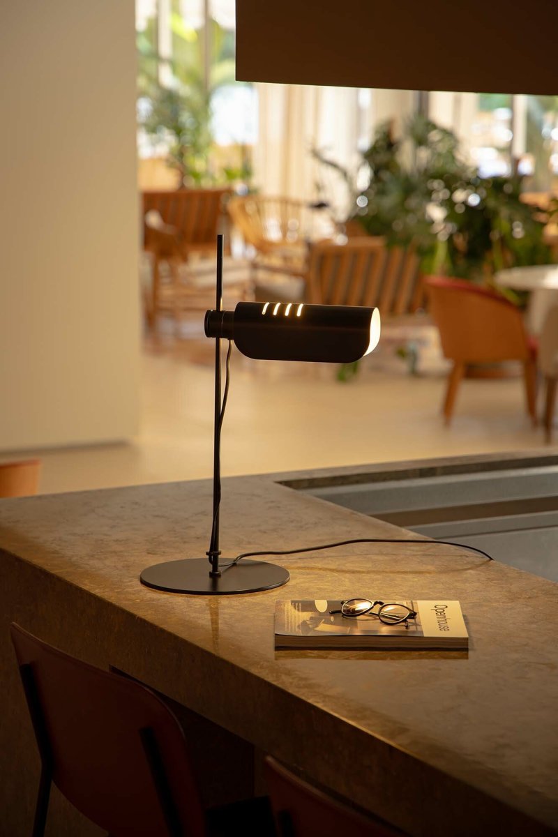 Martinica 53cm Sort skrivebordslampe Fra Faro Barcelona - En lampe, der t&oslash;r bryde med det strenge og inviterer dig til at lege med lysets udtryk - b&aring;de i hjem og offentlige milj&oslash;er.