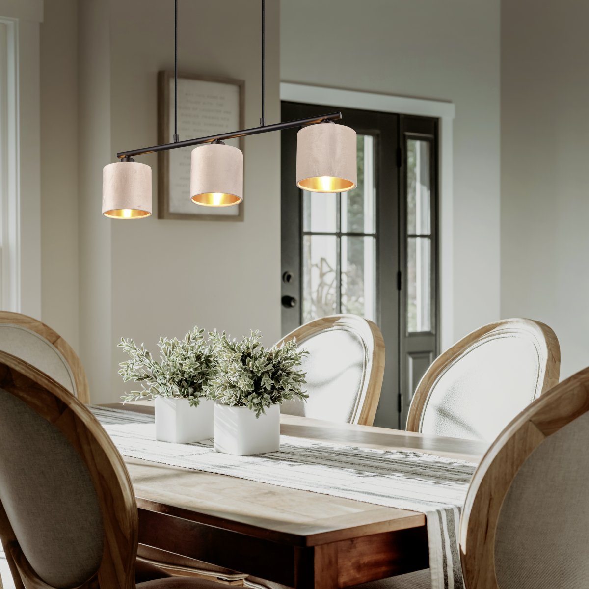 Julieta 66cm Beige loftslampe Fra Trio Lighting - Den smagfulde materialeblanding af matsort metal og beige fløjl passer nemt ind i forskellige indretningsstile og løfter din spisestue med et harmonisk præg.