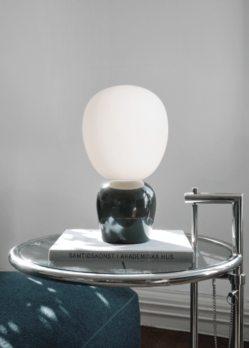 Buddy 34cm Grøn bordlampe Fra Belid - Med sin j&aelig;vne gl&oslash;d og sofistikerede design bliver Buddy en naturlig del af hjemmet, en ledsager, der spreder lys og karakter i generationer fremover.