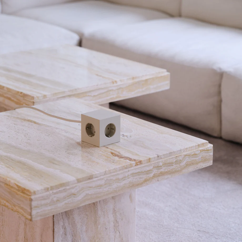 Square 1 with 30W Dual USBC & Magnetic base, 3m Sand Fra Avolt - Str&oslash;mskinne fra Avolt med et stilfuldt design med en lang PVC-ledning, en terning lavet af genbrugsplast og en magnetisk plade i bunden, s&aring; den kan h&aelig;nges p&aring; v&aelig;ggen.