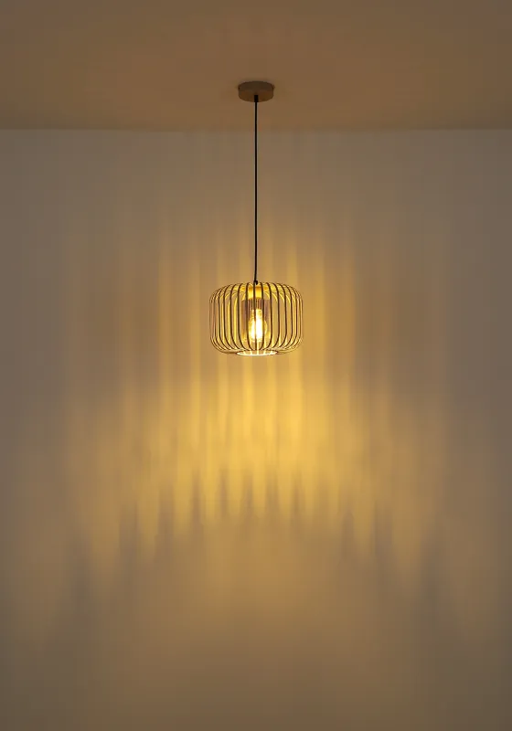 Alfred Ø28 Sand loftslampe Fra Globo Lighting - Den &auml;r tillverkad av sandf&auml;rgad matt metall och har en mjukt rundad metalln&auml;tssk&auml;rm med en inre glascylinder, som skapar ett elegant och luftigt uttryck.