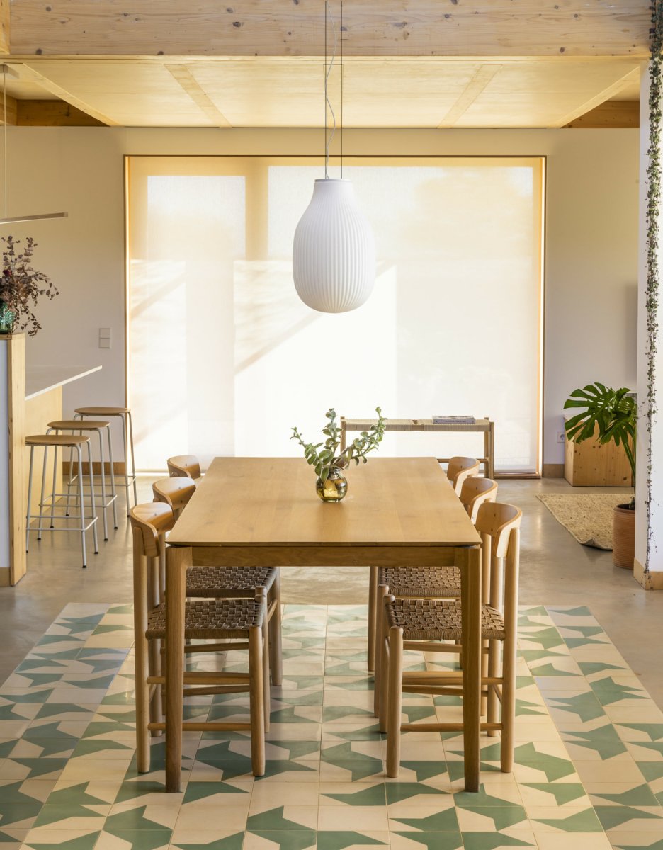 Isabelle Ø30 Hvid loftslampe Fra Faro Barcelona - Det opalhvide glas spreder et varmt og behageligt lys, mens overfladen leger med skygger og skaber et livligt udtryk.