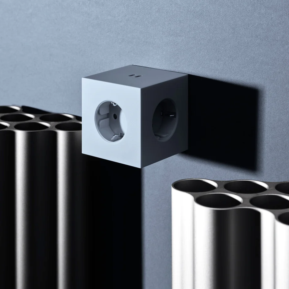 Square 2 Socket extender with 30W Dual USBC Blå Fra Avolt - Stikkontaktforl&aelig;nger fra Avolt i et stilfuldt design med en kube lavet af genbrugsplast og en magnetisk plade i bunden, s&aring; den kan h&aelig;nges p&aring; v&aelig;ggen.