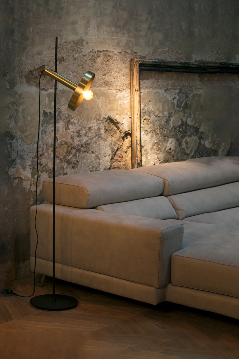 Whizz Guld gulvlampe Fra Faro Barcelona - Whizz er en del af en designserie med matchende armaturer - ideel til velgennemt&aelig;nkte indretningsprojekter.