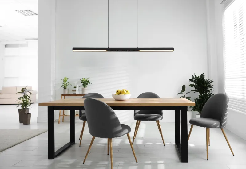 Cody 120cm Sort loftslampe Fra Globo Lighting - Lampan &auml;r tillverkad av aluminium i en mattsvart finish som ger ett elegant och tidl&ouml;st uttryck som smidigt sm&auml;lter in i olika inredningsstilar, perfekt f&ouml;r stora matbord eller k&ouml;ks&ouml;ar.