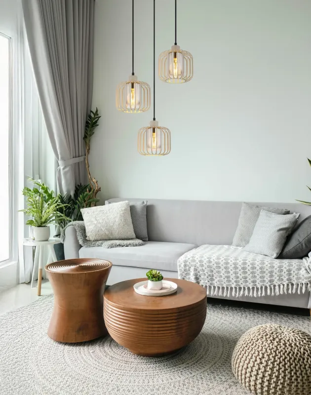 Alfred Ø44 Sand loftslampe Fra Globo Lighting - Den &auml;r tillverkad av sandf&auml;rgad matt metall och har mjukt rundade metalln&auml;tssk&auml;rmar med en inre glascylinder, som skapar ett elegant och luftigt uttryck.