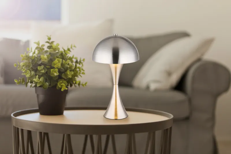 Dima 36cm Nikkel bordlampe Fra Globo Lighting - Perfekt f&ouml;r moderna milj&ouml;er, d&auml;r den ger en sofistikerad touch samtidigt som den sprider behagligt ljus.