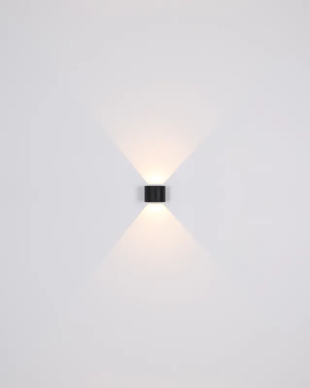 Veronika Sort udendørslampe Fra Globo Lighting - Med sin halvcirkelformade design i matt svart pressgjuten&nbsp;aluminium ger den ett elegant intryck samtidigt som den &auml;r v&auml;dert&aring;lig.