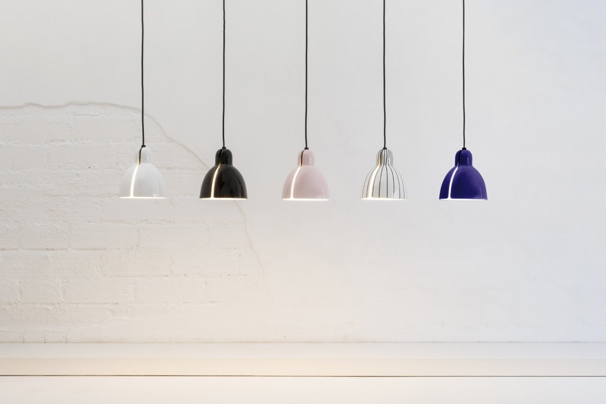 Venice Ø16 Blå loftslampe Fra Faro Barcelona - Den bl&aring; keramiske sk&aelig;rm er h&aring;ndlavet i et v&aelig;rksted i Barcelona og passer perfekt i lampeholderen - nem at samle selv!