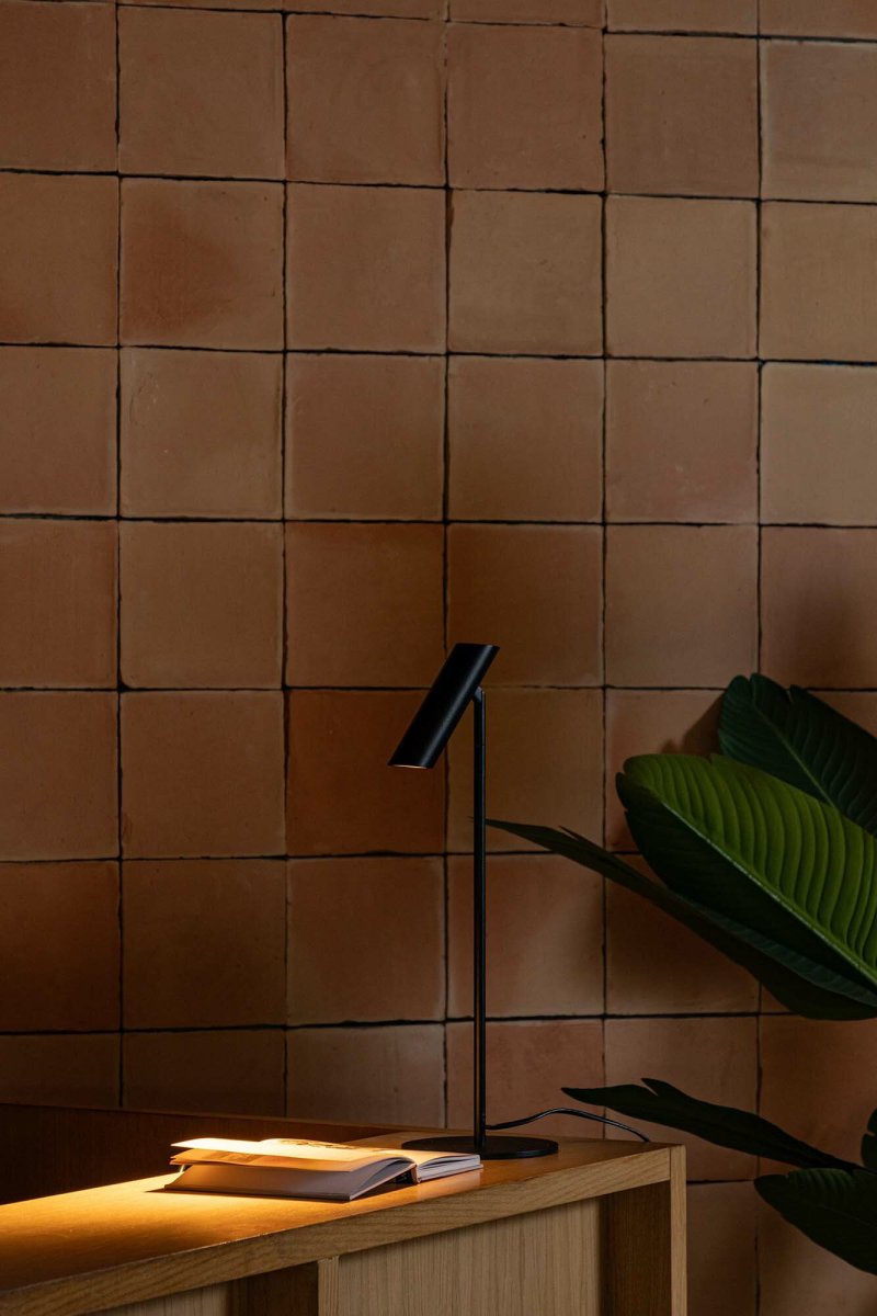 Leo 48cm Sort skrivebordslampe Fra Faro Barcelona - Leo er en sort bordlampe med integreret LED, der kombinerer alsidighed med moderne design.