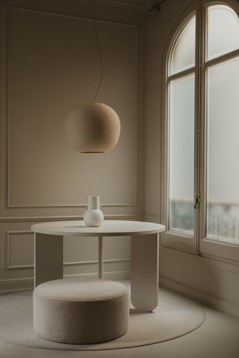 Tierra Ø50 Beige loftslampe Fra Faro Barcelona - Sk&aelig;rmen er lavet af PLA og genbrugt fyrretr&aelig;scellulose, hvilket giver en levende tekstur med en h&aring;ndlavet fornemmelse.