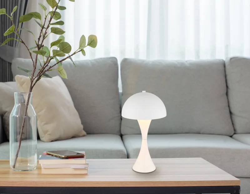 Dima 36cm Hvid bordlampe Fra Globo Lighting - Perfekt f&ouml;r moderna milj&ouml;er, d&auml;r den ger en sofistikerad touch samtidigt som den sprider behagligt ljus.