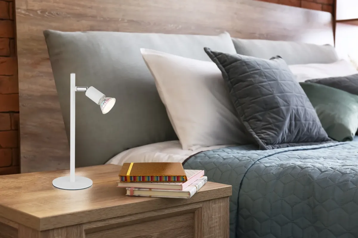 Matrix 30cm Hvid skrivebordslampe Fra Globo Lighting - Den runda basen och det raka metallr&ouml;ret i mattvitt ger ett modernt och elegant uttryck.