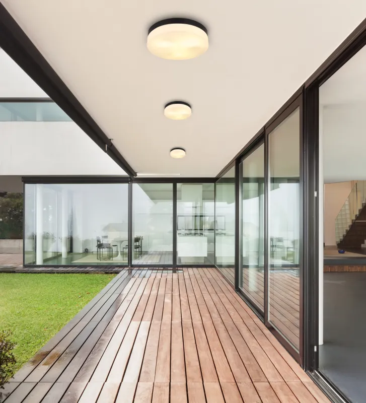 Vranos 30cm Sort Fra Globo Lighting - Lampan &auml;r tillverkad i aluminium och glas, vilket ger ett tidl&ouml;st och sofistikerat uttryck.