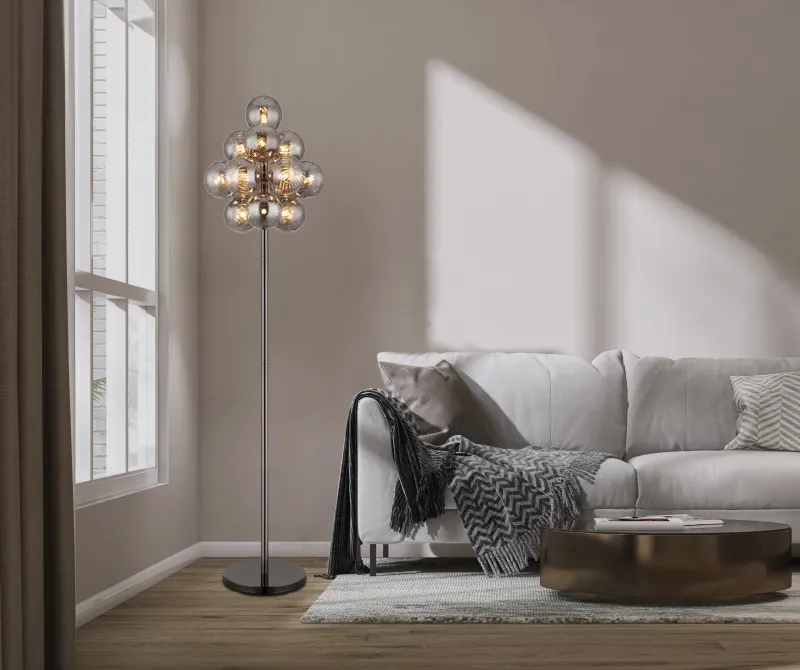 Conor Røgfarvet gulvlampe Fra Globo Lighting - Den stilrena kombinationen av metall och glas skapar en sofistikerad och trendig look som passar perfekt i b&aring;de moderna och klassiska interi&ouml;rer.