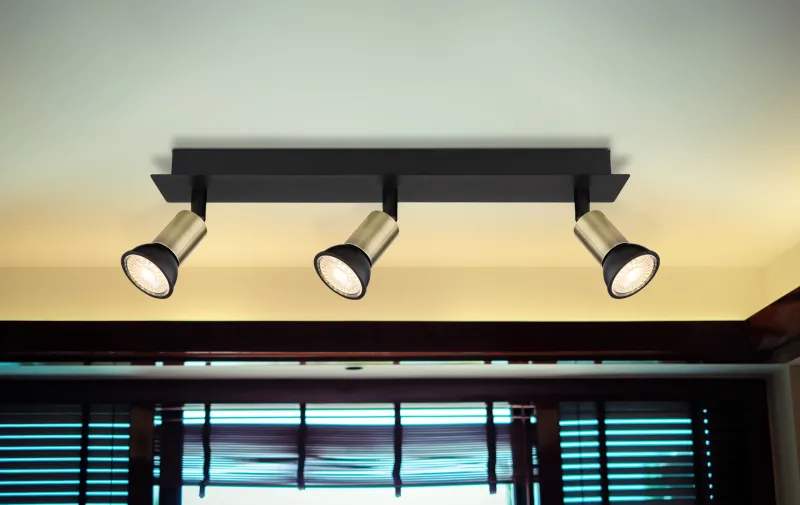 Drew 3 Guld spotlight Fra Globo Lighting - Drew &auml;r en stilren takspotlight som imponerar med sin design i mattsvart och guld.