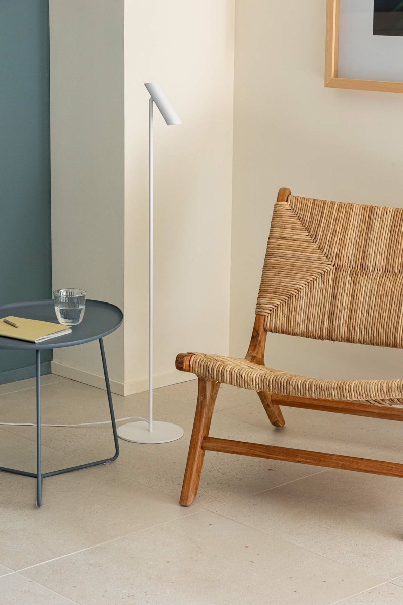 Leo Hvid gulvlampe Fra Faro Barcelona - Leo er en hvid gulvlampe med integreret LED, der kombinerer alsidighed med moderne design.