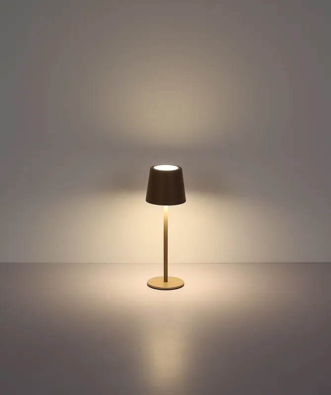 Vancouver 28cm Sand bærbar Fra Globo Lighting - Den er lavet af mat sandfarvet metal med en opal plastskærm og giver et stilfuldt og sofistikeret indtryk.