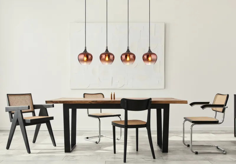 Maxy 100cm Kobber loftslampe Fra Globo Lighting - Den mattsvarta och krompl&auml;terade metallstommen ger lampan en modern och sofistikerad look, medan de kopparf&auml;rgade glaskuporna med en klar och tonad gradient skapar en unik ljusupplevelse.