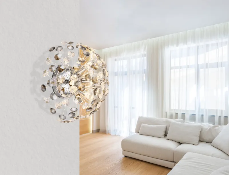 Katrina Ø40 Chrom væglampe Fra Globo Lighting - Den runda stommen i kromf&auml;rgad metall och den halvsf&auml;riska sk&auml;rmen i r&ouml;kf&auml;rgade K9-kristaller skapar en lyxig och inbjudande atmosf&auml;r.