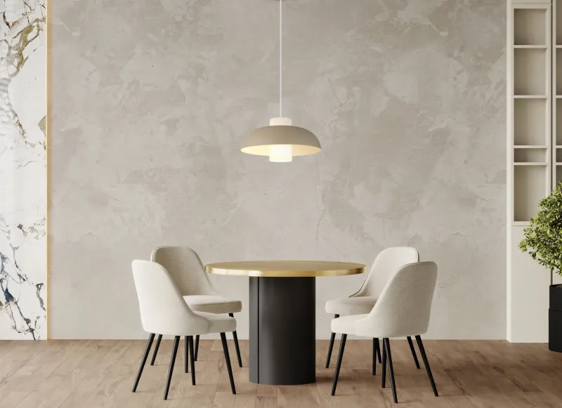 Lowe Ø38 Sand loftslampe Fra Globo Lighting - Den runda sk&auml;rmen i matt sandf&auml;rgad metall ger ett elegant och tidl&ouml;st uttryck, medan den cylinderformade sk&auml;rmen i opalglas sprider ett mjukt och behagligt ljus.