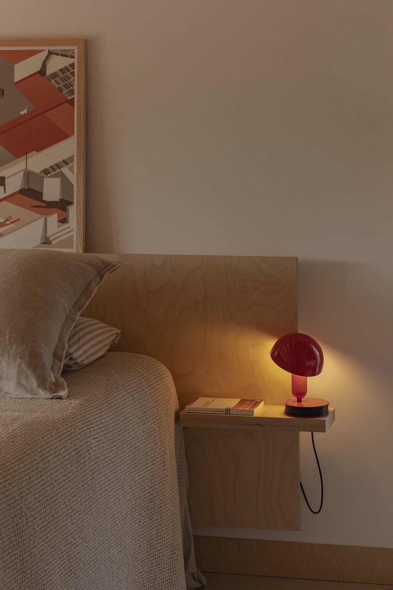 Bela 24cm RØD skrivebordslampe Fra Faro Barcelona - Takket v&aelig;re dens smarte klemmefunktion kan den nemt fastg&oslash;res til hovedg&aelig;rder, hylder eller skriveborde - perfekt til b&aring;de arbejde og afslapning.