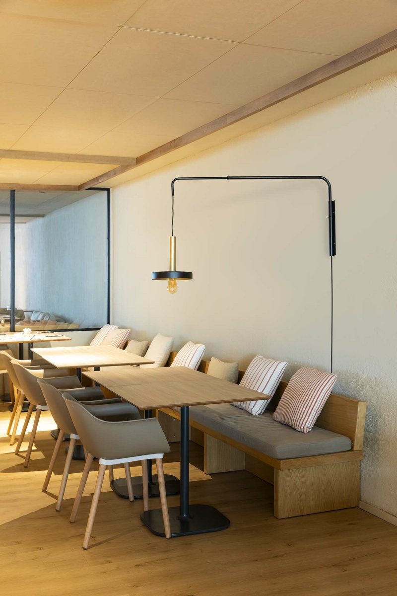 Whizz 70cm Sort væglampe Fra Faro Barcelona - Whizz er en designserie af Christoph Friedrich Wagner, der kombinerer moderne &aelig;stetik med eksklusive materialevalg.