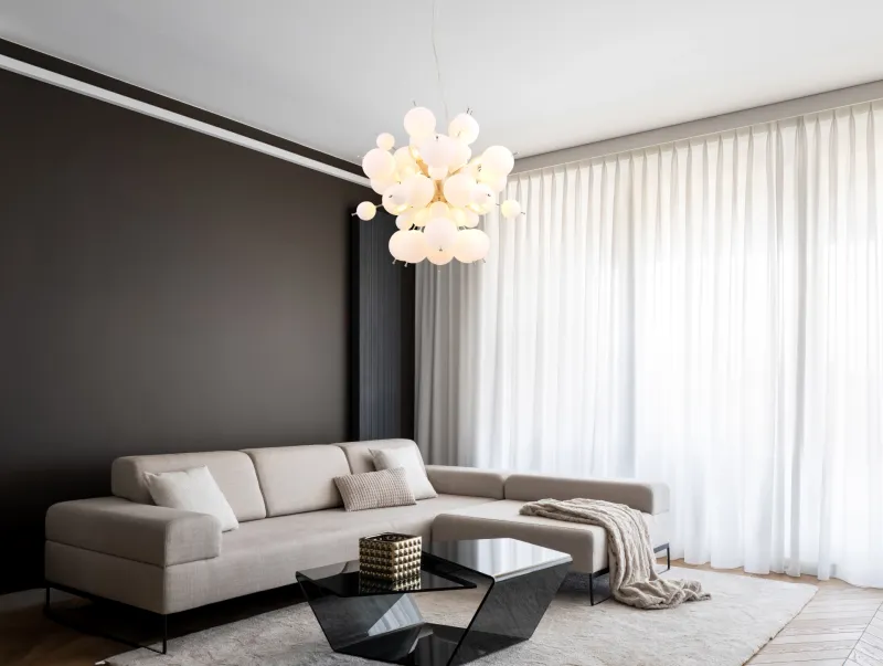 Udo Ø55 Hvid loftslampe Fra Globo Lighting - Dess unika design imponerar med en rund form d&auml;r eleganta metallst&auml;nger sammanl&auml;nkas med dekorativa kulor i olika storlekar.
