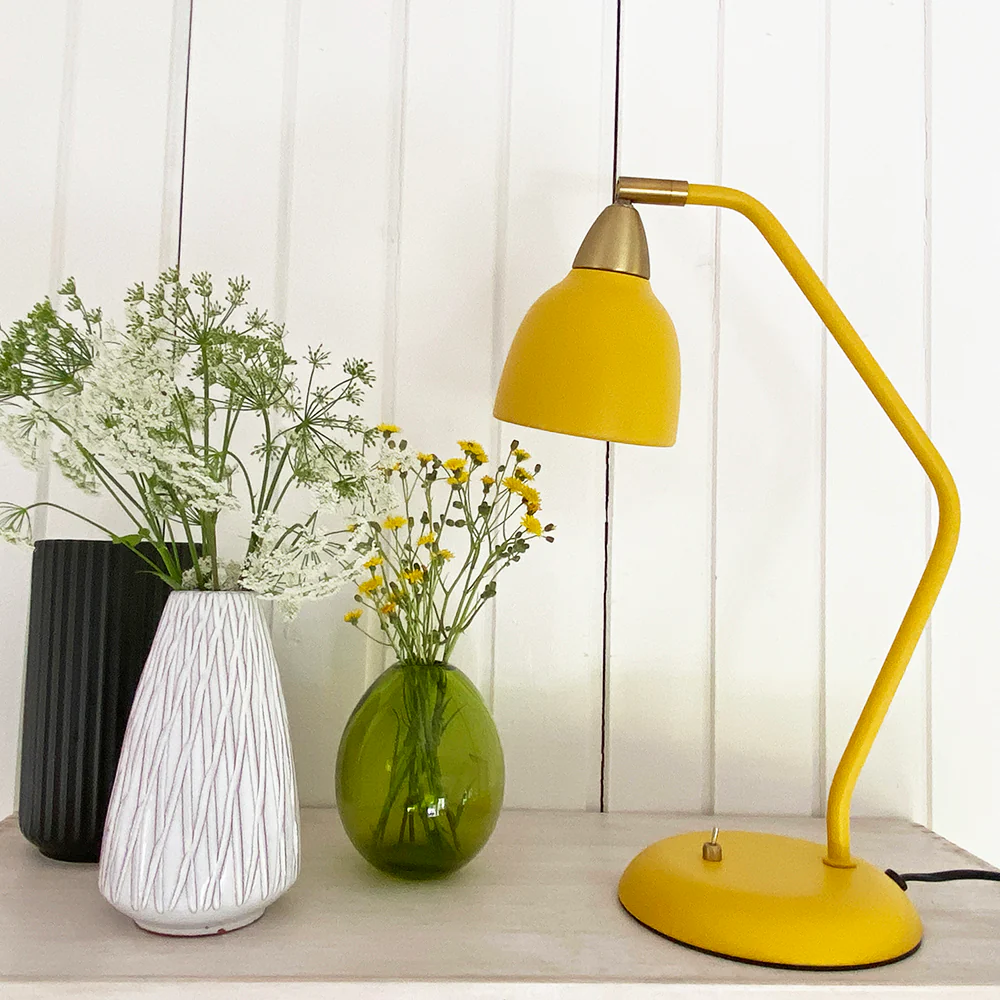 Urban 45cm Gul skrivebordslampe Fra Superliving - Med Urban f&aring;r du en lampe, der ikke kun lyser op i dit rum, men ogs&aring;; din indretning!