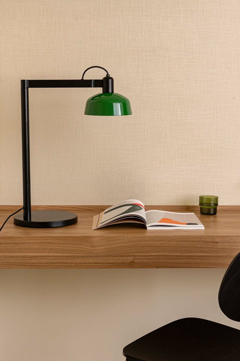 Tatawin 58cm Grøn skrivebordslampe Fra Faro Barcelona - Tatawin er en bordlampe med en sort struktur og en gr&oslash;n metalsk&aelig;rm, der giver et rettet, fokuseret lys.
