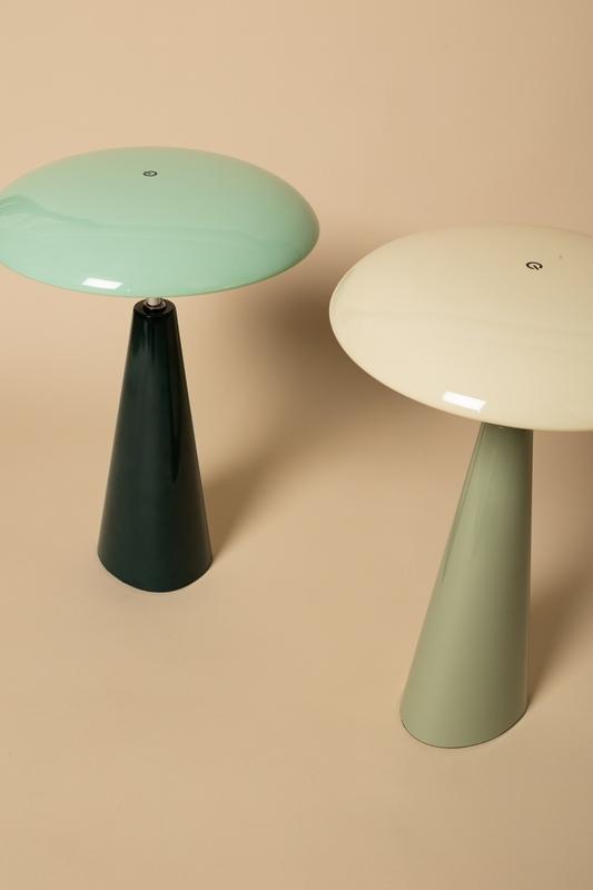 Audrey 33cm Lysegrøn/beige bærbar Fra Eja - Den integrerede LED-belysning giver et behageligt lys, og lampen er dæmpbar for nemt at skabe den rette atmosfære i rummet.