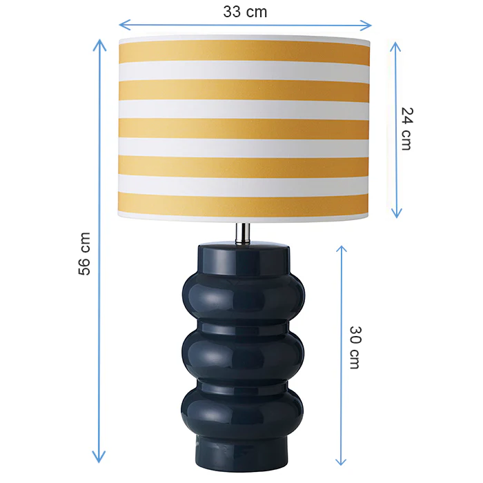 Lyon 56cm Blå bordlampe Fra Superliving - Med en dristigt designet brochure; keramisk fod og en stribet nuance i gul og hvid, Lyon kombinerer moderne stil med en retro-inspireret f&oslash;lelse.