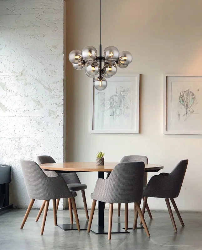 Grappy Ø56 Røgfarvet loftslampe Fra Globo Lighting - Grappy taklampa blir en stilfull och lyxig detalj i varje rum med sin glamor&ouml;sa design och de 13st r&ouml;kf&auml;rgade glaskulorna.