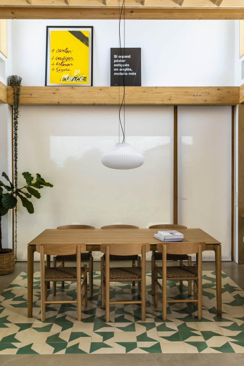 Isabelle Ø50 Hvid loftslampe Fra Faro Barcelona - Det opalhvide glas spreder et varmt og behageligt lys, mens overfladen leger med skygger og skaber et livligt udtryk.