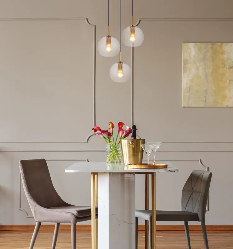 Adara Ø47 Guld loftslampe Fra Globo Lighting - De tre glasgloberna h&auml;nger i justerbara rep och kan anpassas i h&ouml;jd upp till 1,2 meter, vilket ger flexibilitet i belysningen.