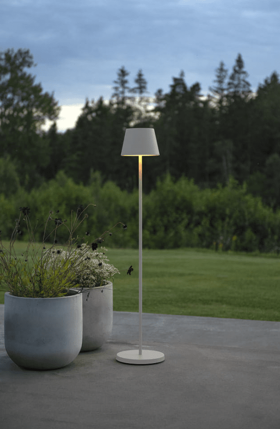 Pomezia 124cm Hvid bærbar Fra Konstsmide - Højden er justerbar mellem 53 og 124 cm, så du kan også bruge den som høj bordlampe.