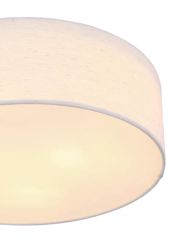 Ava Ø44 Hvid plafond Fra Globo Lighting - Den vackra sk&auml;rmen kl&auml;dd i vackert sandf&auml;rgat textil, vilket g&ouml;r lampan l&auml;tt att kombinera med olika inredningsstilar.